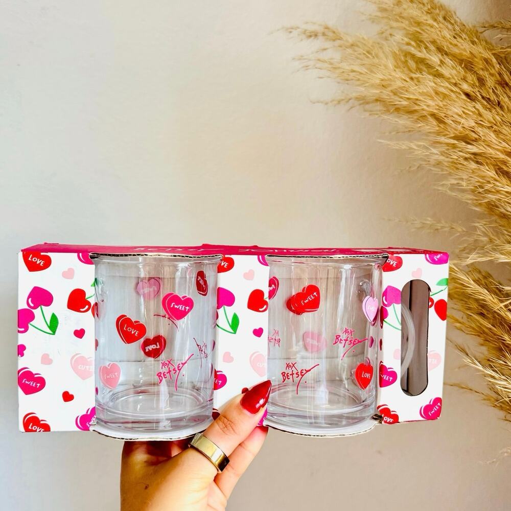 2 NEW BETSEY JOHNSON Clear Glass Red Pink XO Heart Coffee Tea Mugs Glasses Set